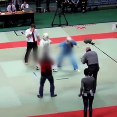 Скачать видео: Boks maçına seyirci kalamayan hakem oyunculara saldırdı