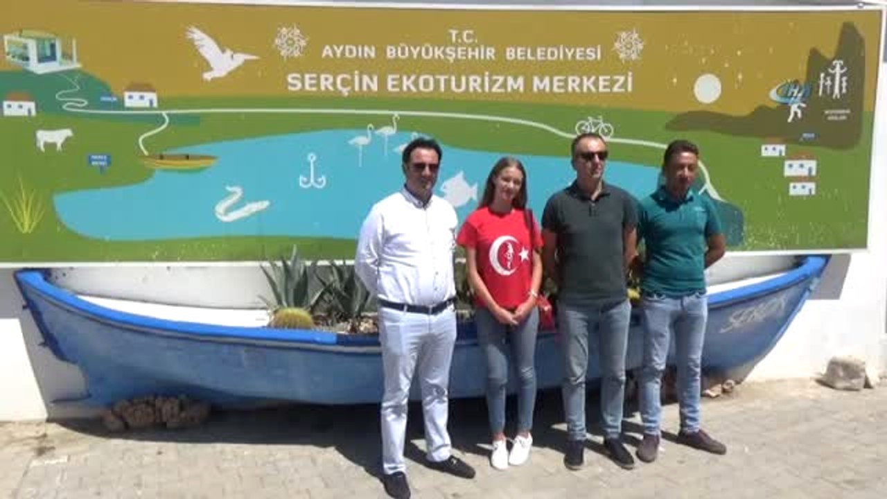 Ünlü Şarkıcı Otilia, Yılanbalığının Lezzetine ve Bafa Gölü'ne Hayran Kaldı