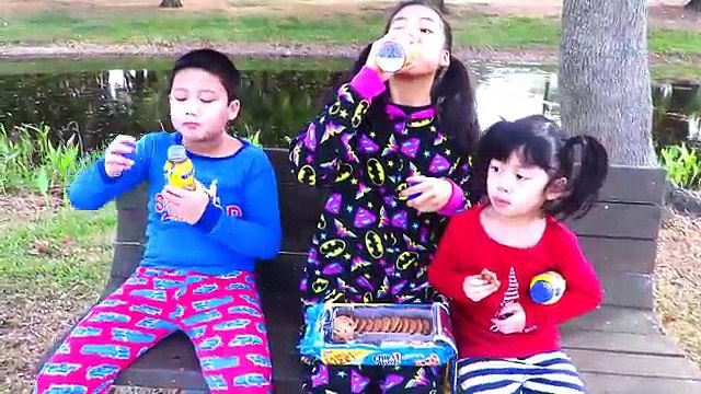 Аннабель атаки Плохо ванная Папа Семья урод уроды Санта игрушка Виктория против ведьма мир