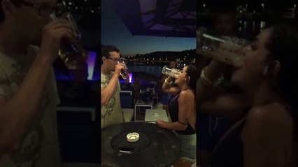 concours de descente de bière contre une fille