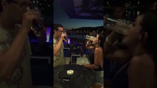concours de descente de bière contre une fille