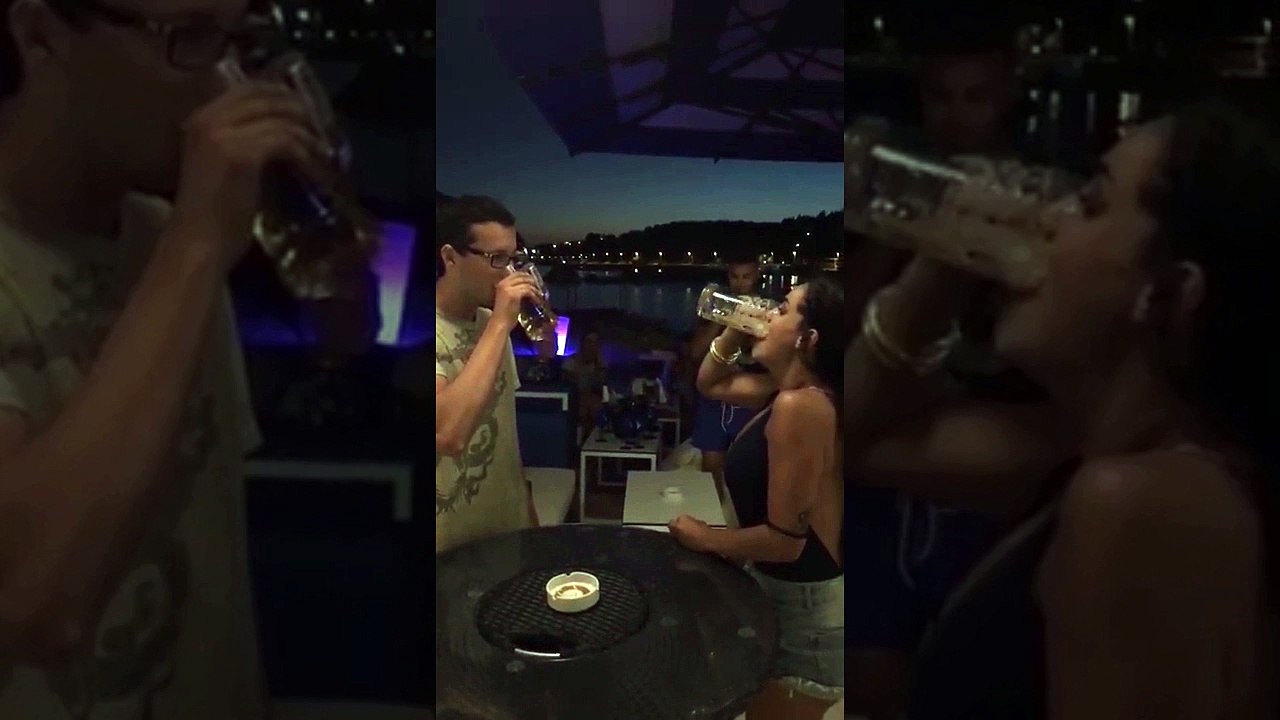 concours de descente de bière contre une fille