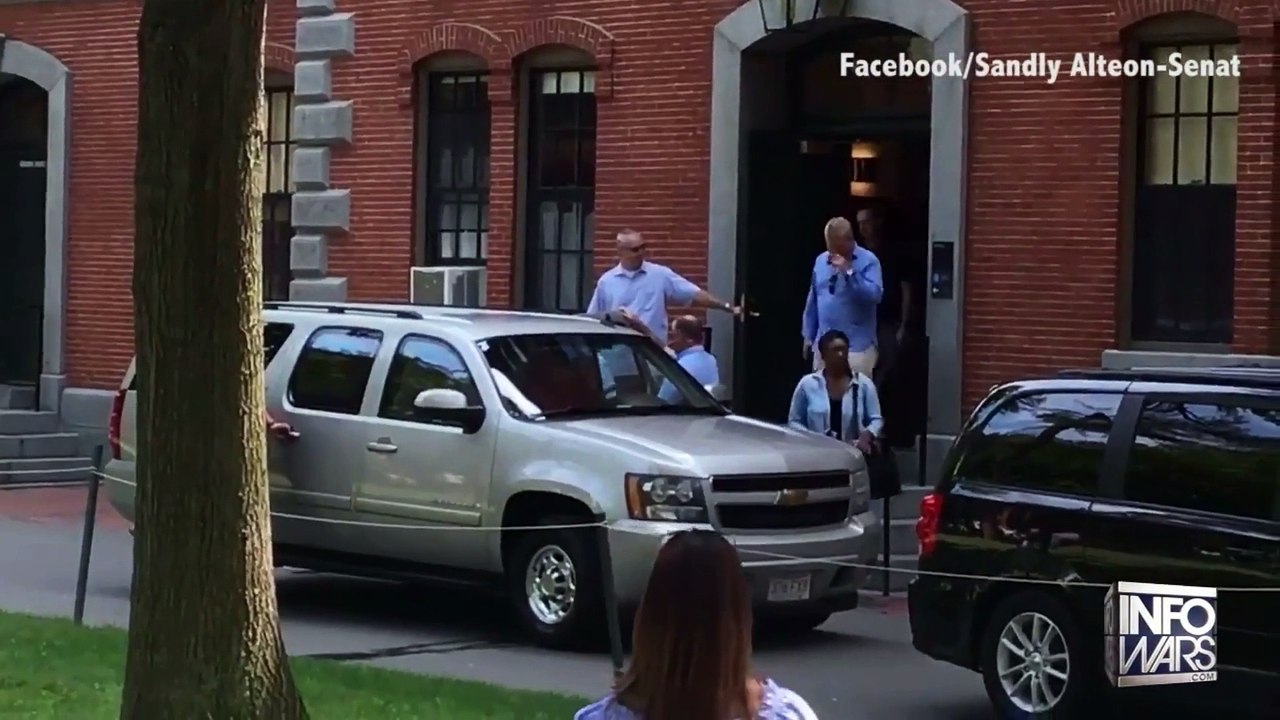 Barrack and Michael Obama vist daughter's college.  Michelle shows off her package!