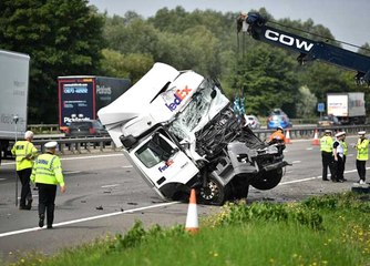 İngiltere'yi Yasa Boğan Kaza: 8 ölü, 4 yaralı!