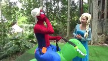 Homme chauve-souris capitaine dinosaures géant ponton dans vie réal homme araignée super-héros contre W t-rex