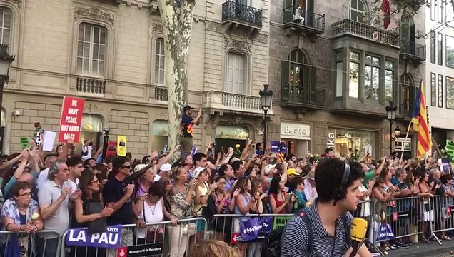Aplaudiments a la capçalera de la manifestació, integrada per policia i serveis d'emergències
