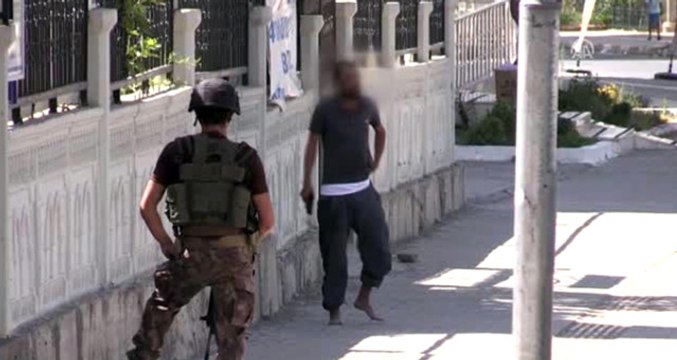 Diyarbakır'da Polisten Kaçan Genç, Başına Silah Dayayıp İntihara Kalkıştı