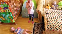 Bébé mal enfants pour gelé drôle dans vie réal homme araignée seringue vidéos Injection elsa pl