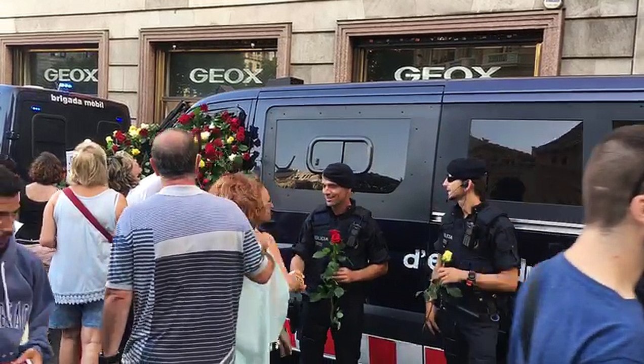 Ovacions i flors en l'homenatge popular als Mossos d'Esquadra a la manifestació 'No tinc por'