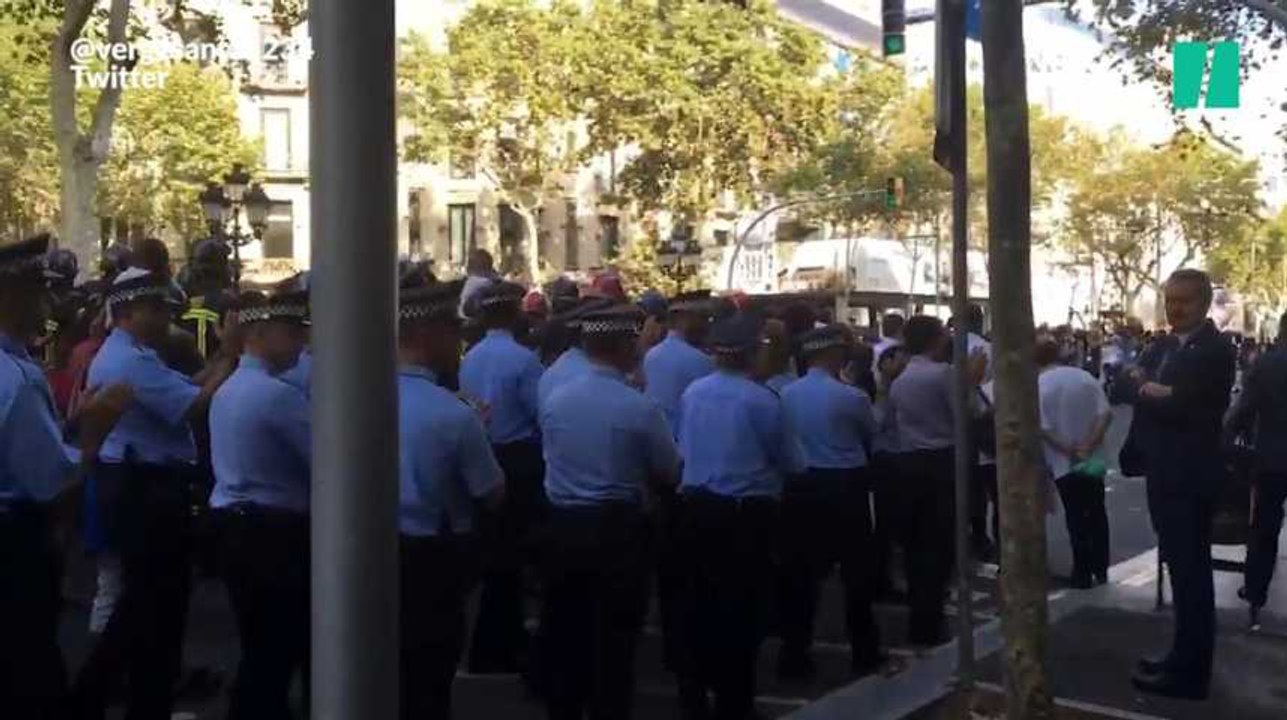 Neuf jours après les attentats, Barcelone marche pour les victimes et ses héros