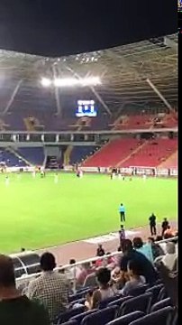 Mersinde taraftar sahaya girip Amedspor oyuncularına saldırdı