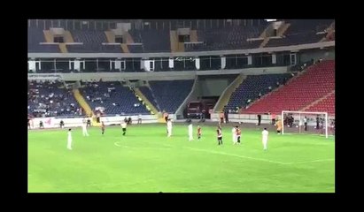 Sahaya atlayan taraftar Deniz Naki'ye saldırdı