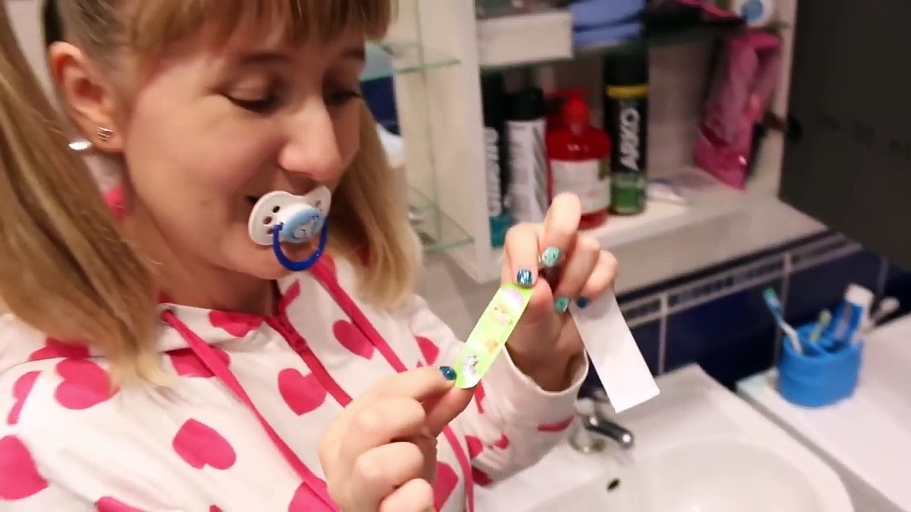 Bad Baby School Lunch Food Fight Victoria Annabelle Toy Freaks Hidden Egg