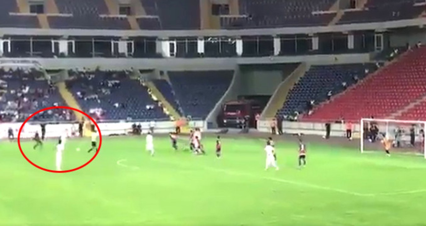 Mersin İY'li Taraftar, Sahaya Girerek Amed Sportifli Deniz Naki'ye Saldırdı