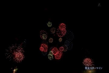秋田・大曲の花火「フィナーレ・特大スターマイン」「花火師＆観客の光の交流」