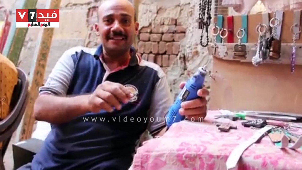 حكايات المحبة بين المسلمين والأقباط.. رسام الصلبان: المسلمون أكثر زبائنى ويرسمون صورهم على أيقونات المسيح.