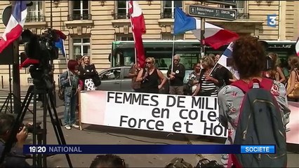 Armée : les femmes de militaires manifestent