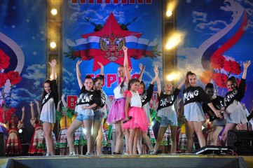 Валерия Азаренко и Анастасия Горничар на открытии фестиваля Творчество юных в Анапе 2017 "Мир-Это ты и Я"