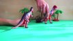 Et jouets dinosaures sont des prédateurs étranges dinosaures lenteur
