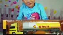 Pour jouets machines déballer un nouveau gros camion citerne Mercedes Actros développement garçons