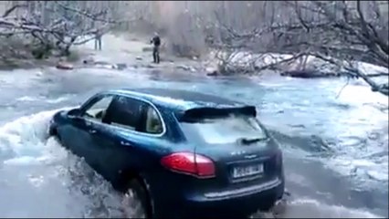 Télécharger la video: Traverser une riviere avec son Porsche Cayenne : raté