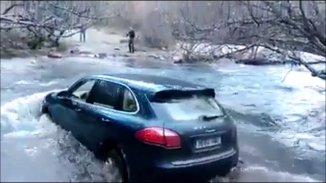 Traverser une riviere avec son Porsche Cayenne : raté