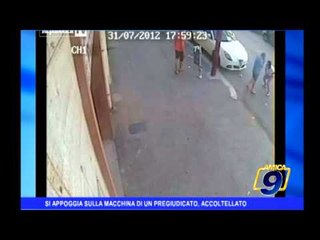 Si appoggia sulla macchina di un pregiudicato, accoltellato