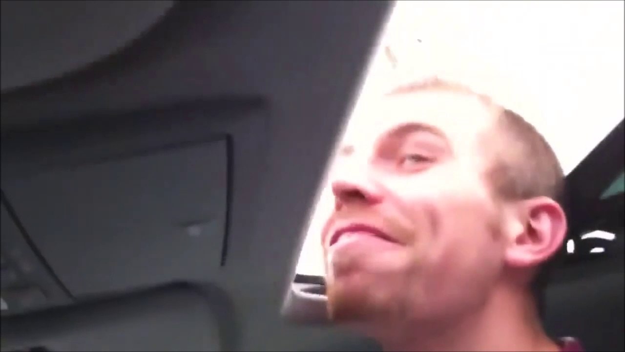 Un gars très grand dans une petite voiture ça donne ça...