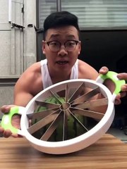 Couper une pastèque en mode kung-fu