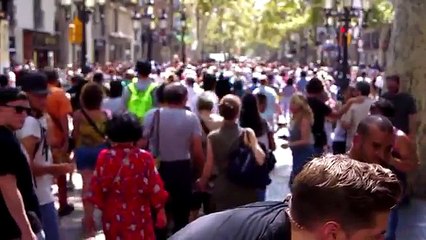 Buzz - Attentats en Espagne: Une passante émue refuse de lâcher la main du reporter de la chaîne américaine ABC avant so