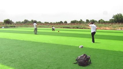 Tika'nın Gönüllü Elçileri Nijer'de Saz Ev Yaptı