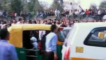 Police constable controls crowds as firefighters tackle blaze (Delhi Cops, C4) [03:11]