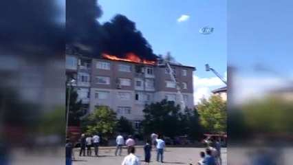 Tuzla'da Birbirine Bitişik 4 Binanın Çatısı Alev Alev Yandı