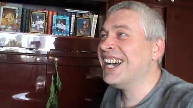 Настоящий мужик Геннадий Горин поднимает стиральную машину в доме