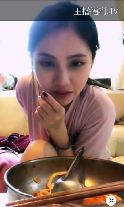 17直播 没穿内衣吃早餐，激凸了