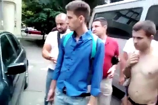 «Вы должны уважать ту страну, куда вы приехали»: в Одесской области патриоты забрали у приднестровцев флаг России и сожг