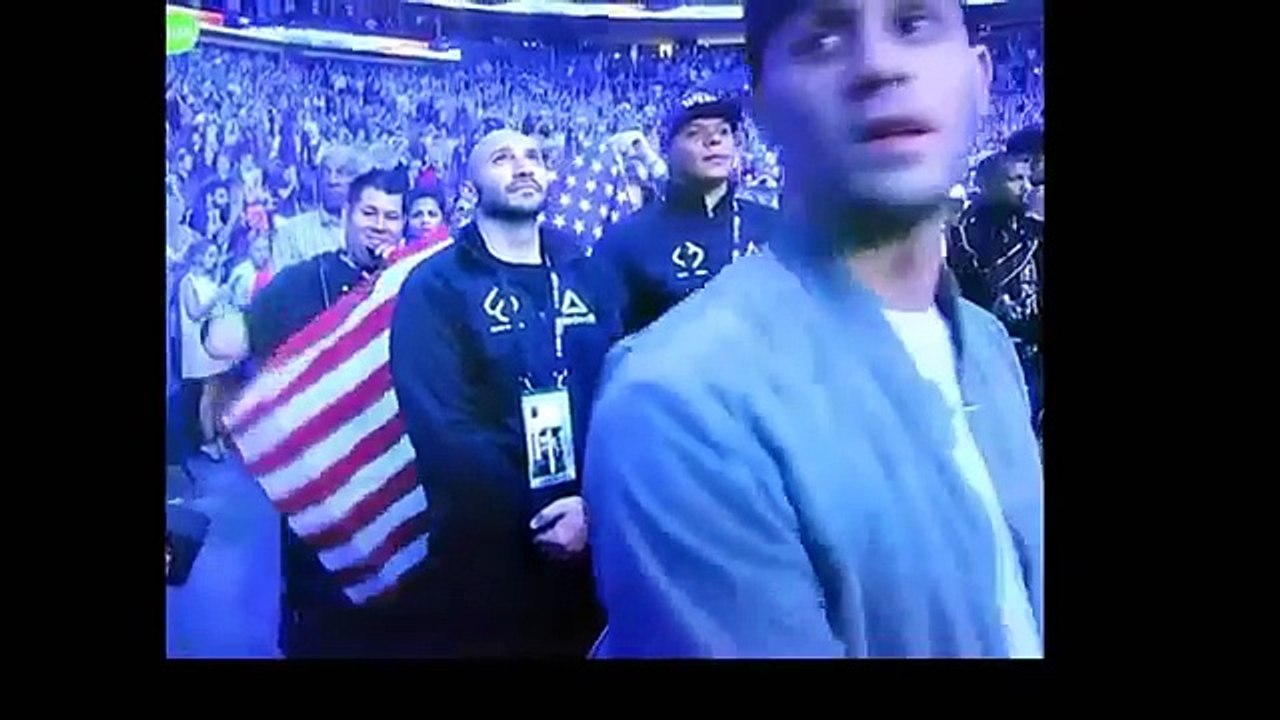 Demi Lovato interpretando el himno de USA en la pelea de Floyd Vs Conor