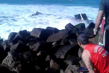 Onda vira barco no Rio de Janeiro