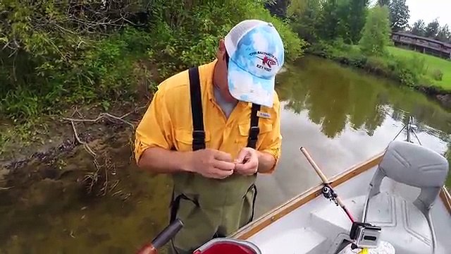 Ловит рыбу король лосось поплавок