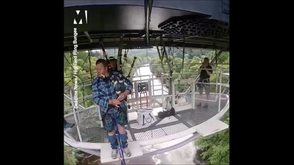 Jouer de la cornemuse tout en sautant à l'élastique et sans slip en plus!