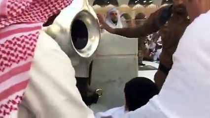 Grand Mosque Imam waits for a kid to finish praying Amazing