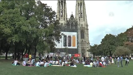 Avusturya'daki Afganistanlı Sığınmacıların Oturma Eylemi Sürüyor