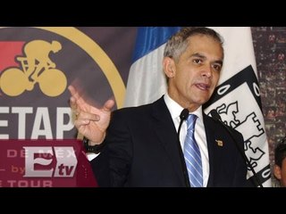 Mancera entrega computadoras “El Bronco” por pago de apuesta/ Vianey Esquinca