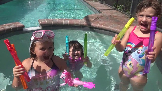 Princesas Brincando e se Divertindo na Piscina - Brincadeiras e Diversão
