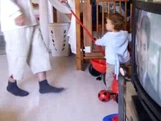 enzo joue au foot avec papa