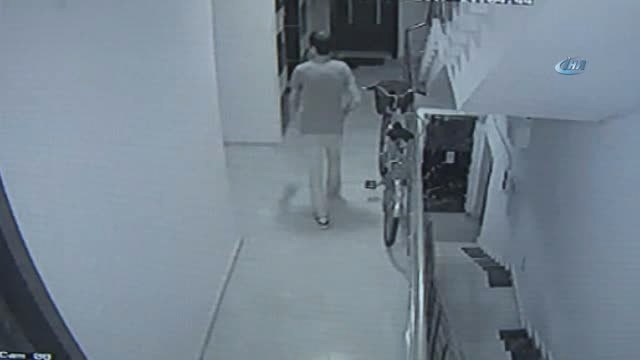 Önce Ayakkabıları Sonra Bebek Arabasını Çaldı...hırsızlık Anı Kamerada