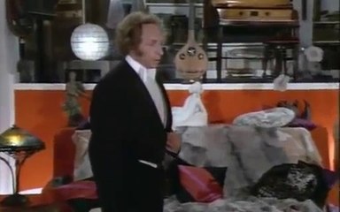 Extrait de "Le Grand blond avec une chaussure noire", avec Mireille Darc