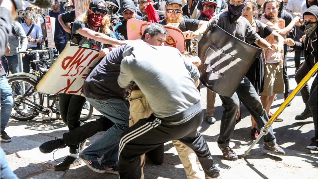 En Californie, des heurts éclatent entre anti-fascistes et pro-Trump