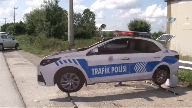 Kazaları Önlemek İçin Maket Polis Arabası Koyuldu