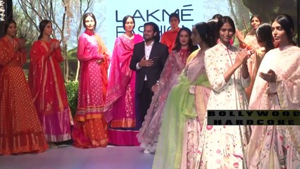 Shraddha Kapoor ने जब टाइट चोली और लहंगे में की Ramp Walk | LFW Winter Festive 2017